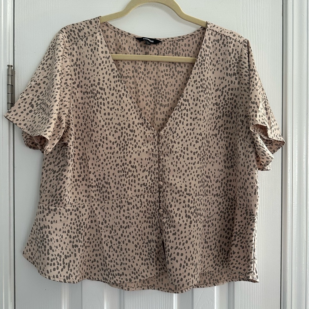 Express Beige Black Animal Print V-Neck Blouse Size Medium - Picture 1 of 6